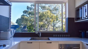 Studio (0 Bedroom) | Private kitchen | Fridge, microwave, oven, stovetop