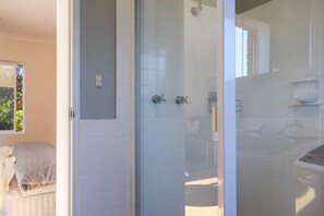 Estudio (0 Bedroom) | Baño | Ducha, artículos de higiene personal gratuitos y secador de pelo