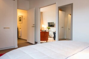 1 kamar tidur, tirai kedap cahaya, dan seprai linen