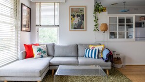Living room - Retro 1 Bedroom Apartment In Melbourne's Hawthorn (Hawthorn)