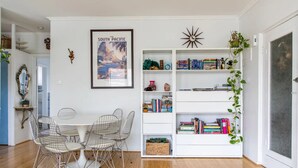 In-room dining - Retro 1 Bedroom Apartment In Melbourne's Hawthorn (Hawthorn)