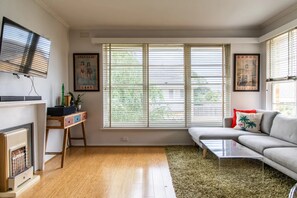 TV - Retro 1 Bedroom Apartment In Melbourne's Hawthorn (Hawthorn)