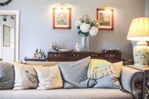 20-inch flat-screen TV with digital channels, TV, streaming services - Spacious 1 Bedroom Apartment With Garden (London)