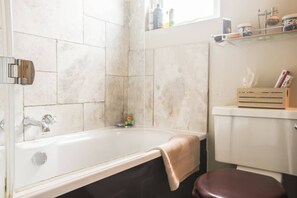 Apartment (1 Bedroom) | Badezimmer | Kostenlose Toilettenartikel, Handtücher