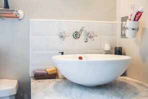 Bathroom - Spacious 1 Bedroom Apartment With Garden (London)