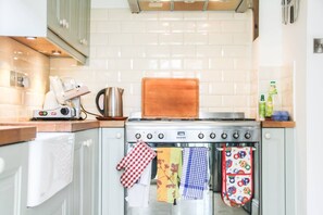 Private kitchen - Spacious 1 Bedroom Apartment With Garden (London)
