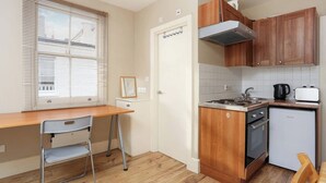 Room - Studio Flat in Chic West Kensington (London)