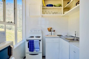 Studio (0 Bedroom) | Private kitchen | Full-sized fridge, microwave, oven, stovetop