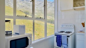 Unclassified image, 3 of 13, button - Bright Studio on the Slopes of Table Mountain (Cape Town)