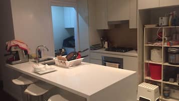 Apartemen (3 Bedrooms) | Dapur pribadi | Lemari es, microwave, oven, dan kompor