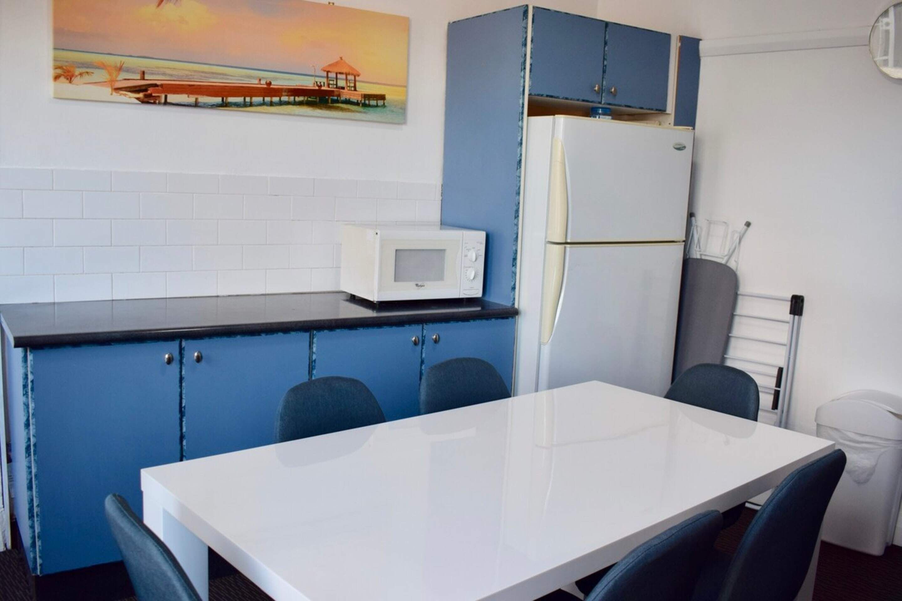 Apartment (3 Bedrooms) | Private kitchen | Fridge, microwave, stovetop, cookware/dishes/utensils