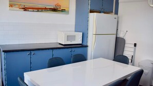 Apartamento (3 Bedrooms) | Cozinha privada | Geladeira, micro-ondas, cooktop, talheres/pratos/utensílios de cozinha
