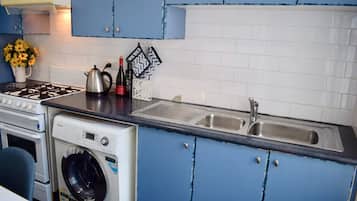Apartment (3 Bedrooms) | Private kitchen | Fridge, microwave, stovetop, cookware/dishes/utensils