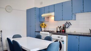 Apartamento (3 Bedrooms) | Cozinha privada | Geladeira, micro-ondas, cooktop, talheres/pratos/utensílios de cozinha