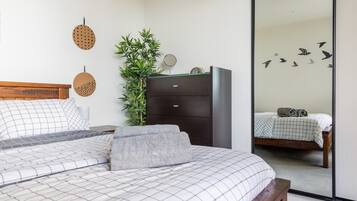 Apartment (1 Bedroom) | 1 bedroom, desk, laptop workspace, iron/ironing board