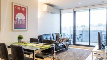 Apartemen (1 Bedroom) | Ruang keluarga | Televisi 20-inci dengan saluran TV digital