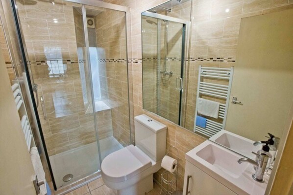 Departamento (1 Bedroom) | Baño | Regadera, amenidades de baño gratuitas, secadora de cabello, toallas