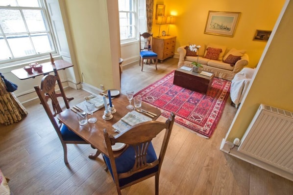 Apartment (1 Bedroom) | Wohnzimmer | 20-Zoll-Fernseher mit Digitalempfang