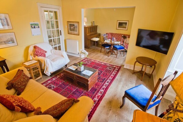Apartment (1 Bedroom) | Living room | 20-inch TV with digital channels