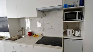 Estudio (0 Bedroom) | Cocina privada | Frigorífico, microondas, tostadora y utensilios de cocina
