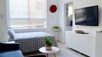 Estudio (0 Bedroom) | Espacio para trabajar con un portátil y tabla de planchar con plancha