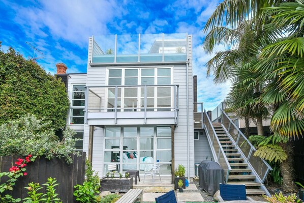 House (3 Bedrooms) | Exterior