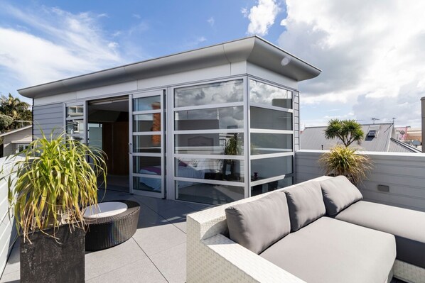 House (3 Bedrooms) | Balcony