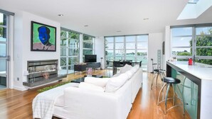 獨棟房屋 (3 Bedrooms) | 客廳 | 20-吋電視、數位頻道、壁爐