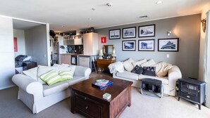 Apartment (2 Bedrooms) | Wohnzimmer | 20-Zoll-Fernseher mit Digitalempfang
