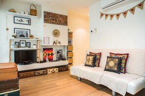 Huoneisto (1 Bedroom) | Olohuone | 20–tuumainen televisio, jossa digitaalikanavat
