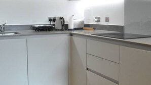 Private kitchen - Modern 1 Bedroom Apartment in Brixton With Balcony (London)