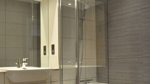 Bathroom - Modern 1 Bedroom Apartment in Brixton With Balcony (London)
