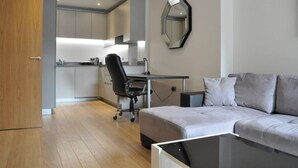 Living room - Modern 1 Bedroom Apartment in Brixton With Balcony (London)