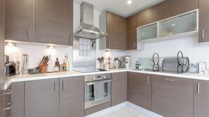 Coffee/tea maker, fridge, oven, stovetop - Modern 1 Bedroom Apartment With Stunning London Views (London)