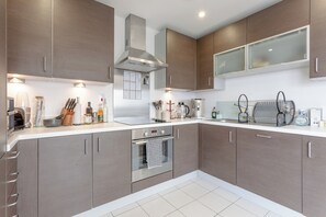 Fridge, oven, stovetop, dishwasher - Modern 1 Bedroom Apartment With Stunning London Views (London)
