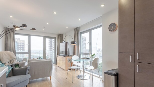 TV, Netflix, streaming services - Modern 1 Bedroom Apartment With Stunning London Views (London)