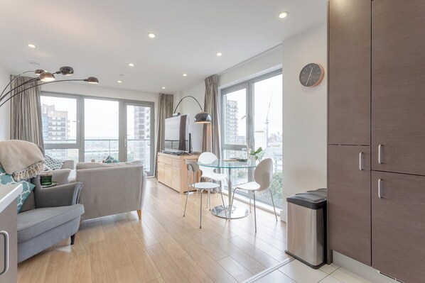 TV, Netflix, streaming services - Modern 1 Bedroom Apartment With Stunning London Views (London)