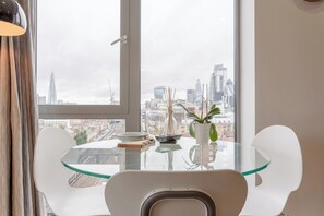 Fridge, oven, stovetop, dishwasher - Modern 1 Bedroom Apartment With Stunning London Views (London)