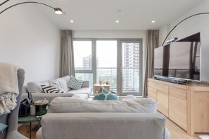 TV, Netflix, streaming services - Modern 1 Bedroom Apartment With Stunning London Views (London)