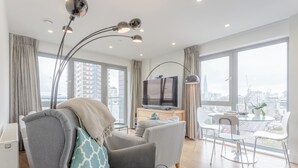 TV, Netflix, streaming services - Modern 1 Bedroom Apartment With Stunning London Views (London)