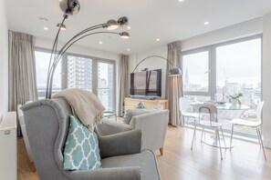TV, Netflix, streaming services - Modern 1 Bedroom Apartment With Stunning London Views (London)