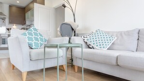 TV, Netflix, streaming services - Modern 1 Bedroom Apartment With Stunning London Views (London)