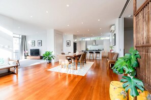 Oven, stovetop, cookware/dishes/utensils - Luxury 4 Bedroom Home With Private Cinema (Auckland)
