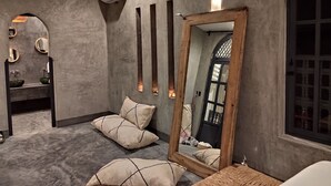 Ein modernes Badezimmer mit einem großen Spiegel, einem Waschbecken mit grüner Schale und einem Fenster mit Blick.