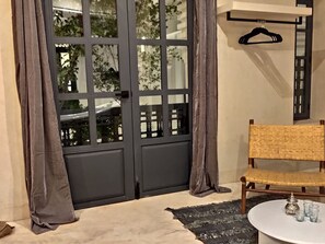 Coffres-forts dans les chambres, Wi-Fi gratuit, draps fournis