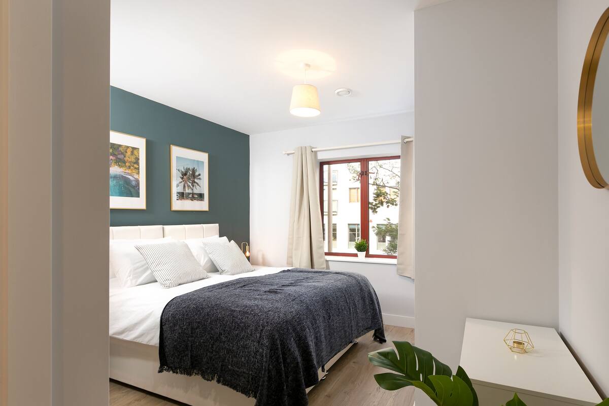Premium bedding, laptop workspace, iron/ironing board, WiFi (free)