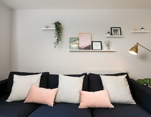 Smart TV, Netflix - Wesley Gate Apartments (Reading)