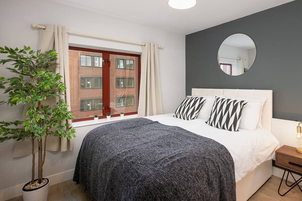 Superior Apartment 6 | Premium bedding, laptop workspace, iron/ironing board, WiFi (free)
