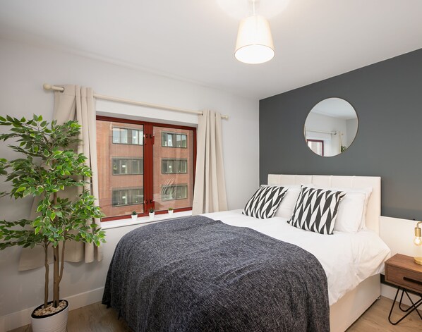 Superior Apartment 6 | Premium bedding, individually decorated, individually furnished - Wesley Gate Apartments (Reading)