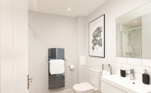 Shower, free toiletries, hair dryer, towels - Wesley Gate Apartments (Reading)